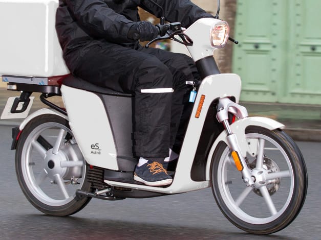 Askoll espro70 image of rider on white Askoll e-moped